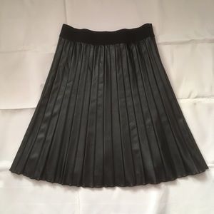 Alfani Black pleated vegan leather skirt size 4